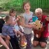 Wenn Tom Sauer (2. v. re.) bei seinen Spendenaktionen in die Ukraine fährt, begegnet er Menschen, die vor Dankbarkeit strahlen. Wie diese Kinder.