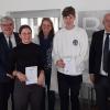Voller Stolz präsentieren Leonie Münch und Christof Morgenroth zusammen mit BRK-Kreisgeschäftsführer Thomas Petrack, der Zweiten Bürgermeisterin der Stadt Lichtenfels Sabine Rießner und dem Vorsitzenden des BRK-Wasserwacht Kreisverbandes, Oliver Naumann, ihre jüngst erworbenenen Rettungsschwimmabzeichen in Silber.