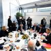 Bundesinnenministerin Nancy Faeser (2.v.l), Verdi-Chef Frank Werneke (r.), der dbb-Vorsitzende Ulrich Silberbach (M.) und weitere Teilnehmer zu Beginn der dritten Tarifverhandlungsrunde in Potsdam.