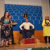 Ein Ausschnitt aus dem Singspiel mit den Kandidatinnen für die von Markus Söder gesuchte Präsidentin: (v. li.) Ilse Aigner (Edith Güthlein), Annalena Baerbock (Anna Lena Holzschuh), Hubert Aiwanger (Erich Rettmann), Markus Söder (André Roder), Claudia Roth (Christine Dinkel), Emmi Zeulner (Simone Holzschuh) und Monika Hohlmeier (Katrin Roth).