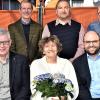 Elisabeth Lorenz an ihrem 75. Geburtstag mit Erstem Bürgermeister Max Zeulner und dem SPD-Kreisvorsitzenden Sebastian Müller sowie (v. li.) Stefanie Kaiser vom Musikverein Hochstadt, Kreisrat Arnt-Uwe Schille, Tiemo Natterer vom FC Hochstadt und dem SPD-Ortsvereinsvorsitzenden Harald Zeulner.