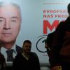 Der Wahlkampf ist zu Ende: Menschen gehen an einem Plakat des pro-westlichen Amtsinhabers Milo Djukanovic vorbei.