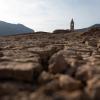 Risse im Boden im Sau-Stausee in Katalonien zeigen anhaltenden Wassermangel auf.