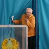 Eine Frau verlässt eine Wahlkabine in Almaty. Unter dem Eindruck der schweren Unruhen des vergangenen Jahres fanden in Kasachstan in Zentralasien vorgezogene Parlamentswahlen statt.
