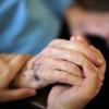 Eine Pflegekraft hält die Hand einer Seniorin: In Coburg wurde jüngst die Geriatrie des Regiomed-Klinikums um das wichtige Angebot einer ambulanten Tagespflege erweitert.