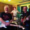 Die Gruppe „Solid Rock“ mit (v. li.) Rolf Naumann, Manuel Schnappauf und Bernd Diller spielt am 11. März im TECnet Zentrum Klassiker der Rockmusik.