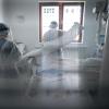 Arbeit auf einer Intensivstation. Die Pläne zur Krankenhausreform sehen bundesweit eine einheitliche Einteilung der Kliniken in drei Stufen vor, mit entsprechender Förderung.