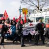 Polizisten setzen in Offenburg Schlagstöcke gegen Demonstranten ein.
