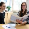 Nach der Ausbildung am GGSD Bildungszentrum Vierzehnheiligen bieten sich den Absolventen und Absolventinnen viele berufliche Perspektiven: Schulleiterin Anna-Sophie Schindler im Beratungsgespräch mit einer Schülerin der Berufsfachschule für Kinderpflege.