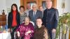Zum 95. Geburtstag gratulierten Katharina Hofmann (vorne) auch (v. li.) Bürgermeisterin Christine Frieß, Doris Schirner, Heribert Schirner, Ehemann Martin Hofmann,Franziskanerpater Josef Gibus, ihre Haushaltshilfe und stellvertretenderLandrat Helmut Fischer.