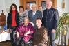 Zum 95. Geburtstag gratulierten Katharina Hofmann (vorne) auch (v. li.) Bürgermeisterin Christine Frieß, Doris Schirner, Heribert Schirner, Ehemann Martin Hofmann,Franziskanerpater Josef Gibus, ihre Haushaltshilfe und stellvertretenderLandrat Helmut Fischer.