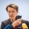 Auch für Bundesgesundheitsminister Karl Lauterbach (SPD) fällt die Maskenregel im Büro - sein Ministerium hat die interne Pflicht abgeschafft.