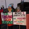 Nicole Gründel aus Krögelhof und Töchterchen Zarah unterstützten die Demonstrierenden. Nicole Gründel aus Krögelhof und Töchterchen Zarah unterstützten die Demonstrierenden.