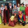 Mit einem fröhlichen Faschingsnachmittag erwiesen Bewohner und Mitarbeitende des Friedrich-Baur-Seniorenzentrums St. Kunigund Prinz Karneval die Ehre. Applaus gab´s für Einrichtungsleiterin Gabriele Händel (stehend, 4. v. re.) und Bürgermeister Robert Hümmer (4. v. li.), die sich beim Märchensketch „Aschenputtel“ als Schauspieler versuchten.