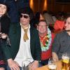 An „Weiberfastnacht“ ging's auch in Altenkunstadt hoch her. So manche Krawatte wurde im Gasthaus „Zum Preußla“ von den Frauen abgeschnitten. Nicht einmal „King Elvis“ blieb verschont. Dennoch hatten auch die Männer viel zu lachen.