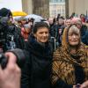 Wagenknecht (l) und Schwarzer vor dem Brandenburger Tor in Berlin.