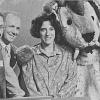 Bitte lächeln fürs Fernsehen und die Pressefotos: (v.li.) Frank Gorille, Rudi Fetzer und Charlotte Lieb vom PKV „Bandl-Schieber“ Burgkunstadt treten bei der Quizshow „Bayern gewinnt“ (mit Maskottchen „Wolpi“ und Moderator Michael Harles) an.
