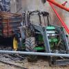 Ein Raub der Flammen wurden landwirtschaftliche Geräte wie dieser Traktor. Ein Raub der Flammen wurden landwirtschaftliche Geräte wie dieser Traktor.