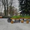 Beim Entwurf des Hochbeetes „in‘klood“ geht es drum, dass alle Bürger:innen, unabhängig von Alter oder Fähigkeiten, die Chance bekommen, sich aktiv an der Umwelt und dem Stadtbild Coburgs zu beteiligen. Beim Entwurf des Hochbeetes „in‘klood“ geht es drum, dass alle Bürger:innen, unabhängig von Alter oder Fähigkeiten, die Chance bekommen, sich aktiv an der Umwelt und dem Stadtbild Coburgs zu beteiligen.