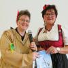"Herzlichen Dank, das war spitze": Annette Klinke (li) verabschiedet das "Sumbarcher Waschweib Frieda" (Doris Motschmann) nach der gelungenen Premiere in Ebensfeld.