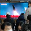 Eine Nachrichtensendung, zu sehen auf einem Bildschirm im Bahnhof von Seoul, zeigt das Archivbild eines nordkoreanischen Raketenstarts.