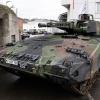 Ein vor Ort produzierter Schützenpanzer «Puma» steht am Eingang des Rüstungsunternehmens Krauss-Maffei Wegmann in Kassel.