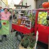 Ein Hingucker in der Bärengasse war der „Tomatenverkaufsstand“ von Helga Dressel: eine lustig dekorierte Ape (Besitzer Dominik Wachter freut sich).