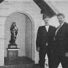 Freuen sich über die neue Muttergottes-Statue in der Neuenseer Feldkapelle: Stoffela-Stammtisch-Vorsitzender Heinrich Hofmann (li.) und Dorffestausschuss-Vorsitzender Christoph Hofmann. Freuen sich über die neue Muttergottes-Statue in der Neuenseer Feldkapelle: Stoffela-Stammtisch-Vorsitzender Heinrich Hofmann (li.) und Dorffestausschuss-Vorsitzender Christoph Hofmann.