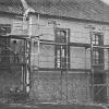 Oberhalb der Fenster müssen Mauerrisse mit Metallankern stabilisiert werden: Die Sankt-Georgskapelle in Staffelstein bekommt eine umfassende Fassadensanierung. Oberhalb der Fenster müssen Mauerrisse mit Metallankern stabilisiert werden: Die Sankt-Georgskapelle in Staffelstein bekommt eine umfassende Fassadensanierung.