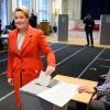 Franziska Giffey (SPD), Regierende Bürgermeisterin von Berlin und Spitzenkandidatin der Berliner SPD, gibt in ihrem Wahllokal in Berlin-Friedrichshain ihre Stimmzettel zur Wahl zum Berliner Abgeordnetenhaus ab.