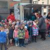 Die Kleinen der beiden Burgkunstadter Kindergärten vor dem Saftmobil des Landkreises Lichtenfels.