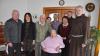 Zum 95. Geburtstag von Martin Hofmann(3. v. li.) gratulierten (v. li.) stellvertretender Landrat Helmut Fischer, Bürgermeisterin Christine Frieß, seine Haushaltshilfe, seine Ehefrau Katharina Hofmann, Heribert und Doris Schirner, Bruder Symeon Baracz und Pater Rufus Witt.