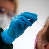 Eine Frau wird in einem Testzentrum auf das Coronavirus getestet.