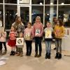 Bei der „Laudato si“-Ausstellung: Melanie Dirauf und Kinder vom Kinderchor „Happy Smile“.