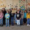 Beim Weihnachtsbasar des Meranier-Gymnasiums wurden Hefte und Blöcke aus Recyclingpapier, selbst hergestellte Naturkosmetik-Artikel und fair hergestellte Schokolade „Choco-4-change“ verkauft, um mit den Einnahmen den Bund Naturschutz zu unterstützen. Dabei kamen 219,50 Euro zusammen.
