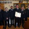 Robert Dinkel (3. v. re.) ist seit 42 Jahren in der Feuerwehr. Er wurde nun mit dem Ehrenzeichen in Gold ausgezeichnet. Mit ihm freuen sich die Kommandanten (v. li.) Sebastian Amann und Julian Morgenroth, Kreisbrandmeister Benedikt Kannheiser sowie (v. re.) Bürgermeister Michael Senger und Kreisbrandinspektor Andreas Schnapp.