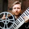 Bildern Lebeneinzuhauchen, das ist eine alte Kunst, die der Stummfilmpianist Richard Siedhoffwiederaufleben lässt.