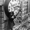 r Harold Lloyd hängt zappelndam Zeiger einer riesigen Uhr an der Fassade eines Wolkenkratzers. r Harold Lloyd hängt zappelndam Zeiger einer riesigen Uhr an der Fassade eines Wolkenkratzers.