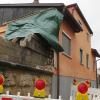 Ein Nachbargebäude wurde bei den Abrissarbeiten beschädigt – Bauhofmitarbeiter haben den Bereich gesichert, und auch ein Gutachter war bereits da. Ein Nachbargebäude wurde bei den Abrissarbeiten beschädigt – Bauhofmitarbeiter haben den Bereich gesichert, und auch ein Gutachter war bereits da.