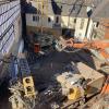 Am Marktplatz 10 in Lichtenfels werden von einem riesigen Bohrer Löcher für Horizontalanker in den Sandstein des Schlossbergs getrieben.