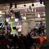 Beim Winterzauber musizierte die HOS-Lehrerband inmitten der weihnachtlich geschmückten Aula.