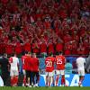 Die Spieler von Wales verabschieden sich nach dem Spiel gegen England von den Fans.