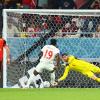 Belgiens Torwart Thibaut Courtois (r) hält den Strafstoß des Kanadiers Alphonso Davies (M/19).