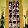Szenen aus dem Leben Jesu zeigt das in 18 farbige Glasfelder unterteilte Altarfenster in der Strössendorfer Kirche. Szenen aus dem Leben Jesu zeigt das in 18 farbige Glasfelder unterteilte Altarfenster in der Strössendorfer Kirche.