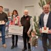 Im Burgkunstadter Rathaus übergaben die Bürgermeister (v. li.) Michael Zapf, Christine Frieß und Robert Hümmer den Spendenscheck an den Tafelvorsitzenden Herbert Mayer (Mi. mit Enkel Frederick) und sagten „Merci“ für den unermüdlichen Einsatz.