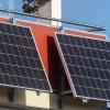 Solarmodule für ein sogenanntes Balkonkraftwerk hängen an einem Geländer. Kleinanlagen wie diese werden immer beliebter. Solarmodule für ein sogenanntes Balkonkraftwerk hängen an einem Geländer. Kleinanlagen wie diese werden immer beliebter.