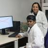 Dr. Sivaraj Pazhaniswamy und Prof. Dr. Seema Agarwal (hi.) an einer Anlage für Batterietests in einem Bayreuther Labor.