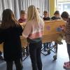 Die Hochstadter Viertklässler hatten einen Sarg bemalt. Den Erlös aus dem Verkauf spendete das Bestattungshaus Gleissner und Steinmann für die OT-Leseraktion „Helfen macht Spaß”.