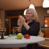 Rotwein, ein Apfel und die "Rettungsschirmchen“ für die Bevölkerung. Helga Siebert nach dem Jahresrückblick.
