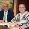 Anika Leimeister ist als Beauftragte für den Klimaschutz im Landkreis zuständig. Darüber freut sich Landrat Christian Meißner.